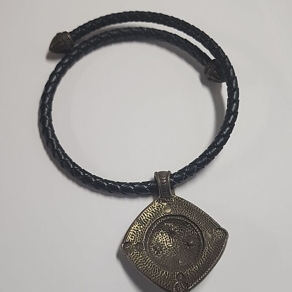 Choker Necklace with Pendant - Picture 4 of 5